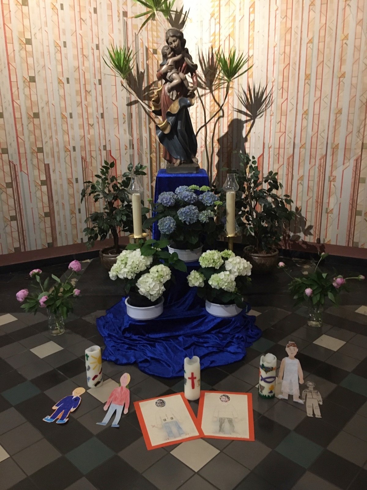 Marienaltar und KoKi Figuren LA Mai20 GERING (c) Pfarrei St. Lambertus ME