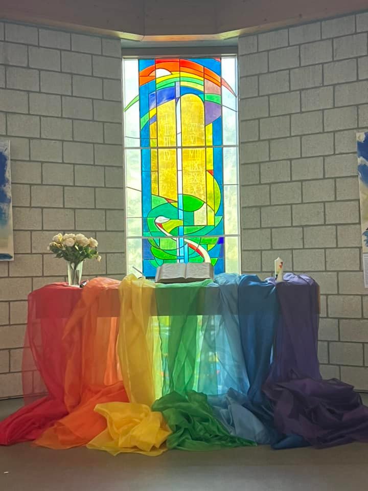 Geschmückter Altar mit Glasfenster