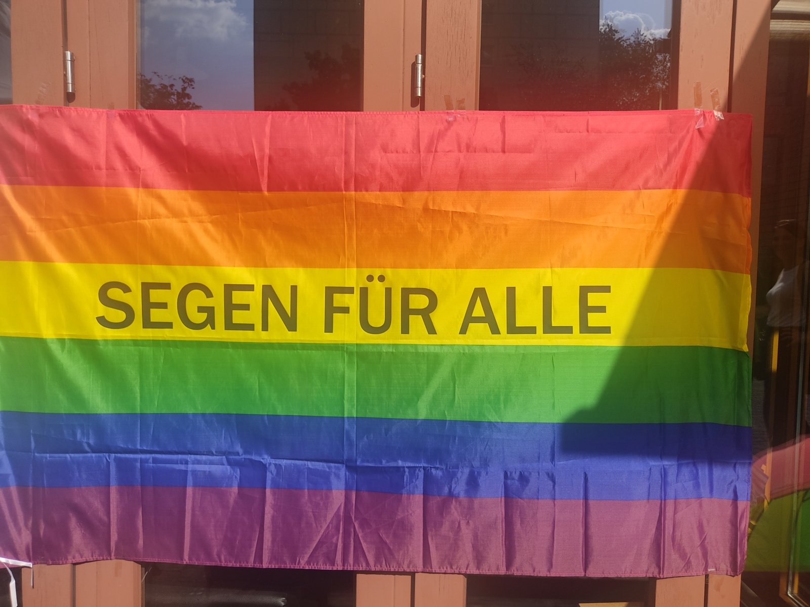 Flagge SEGEN FÜR ALLE am Eingang