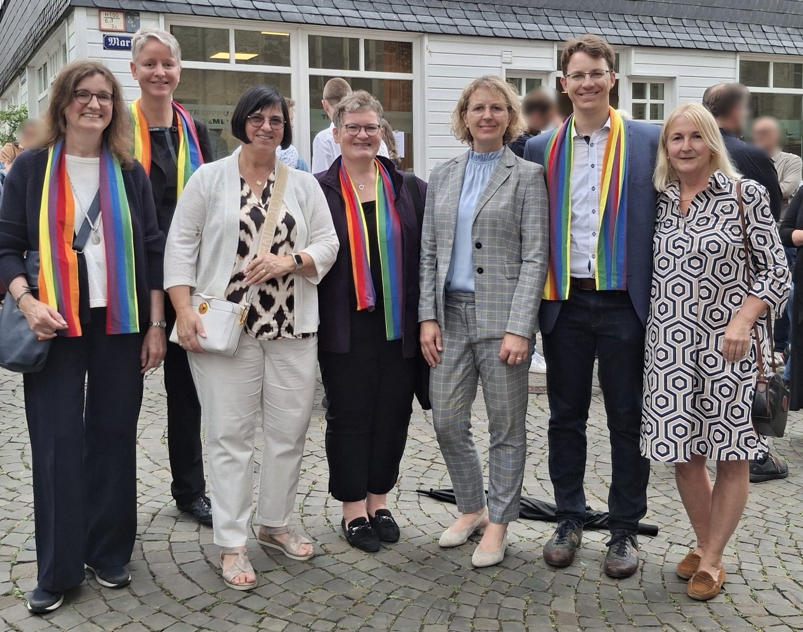 AG Regenbogenkirche mit der ehem. Gemeindereferentin Ulrike Platzhoff (3.v.l.), Bürgermeisterin Sandra Pietschmal (3.v.r.) und Christiane Jochum (FDP-Ratsfraktion)