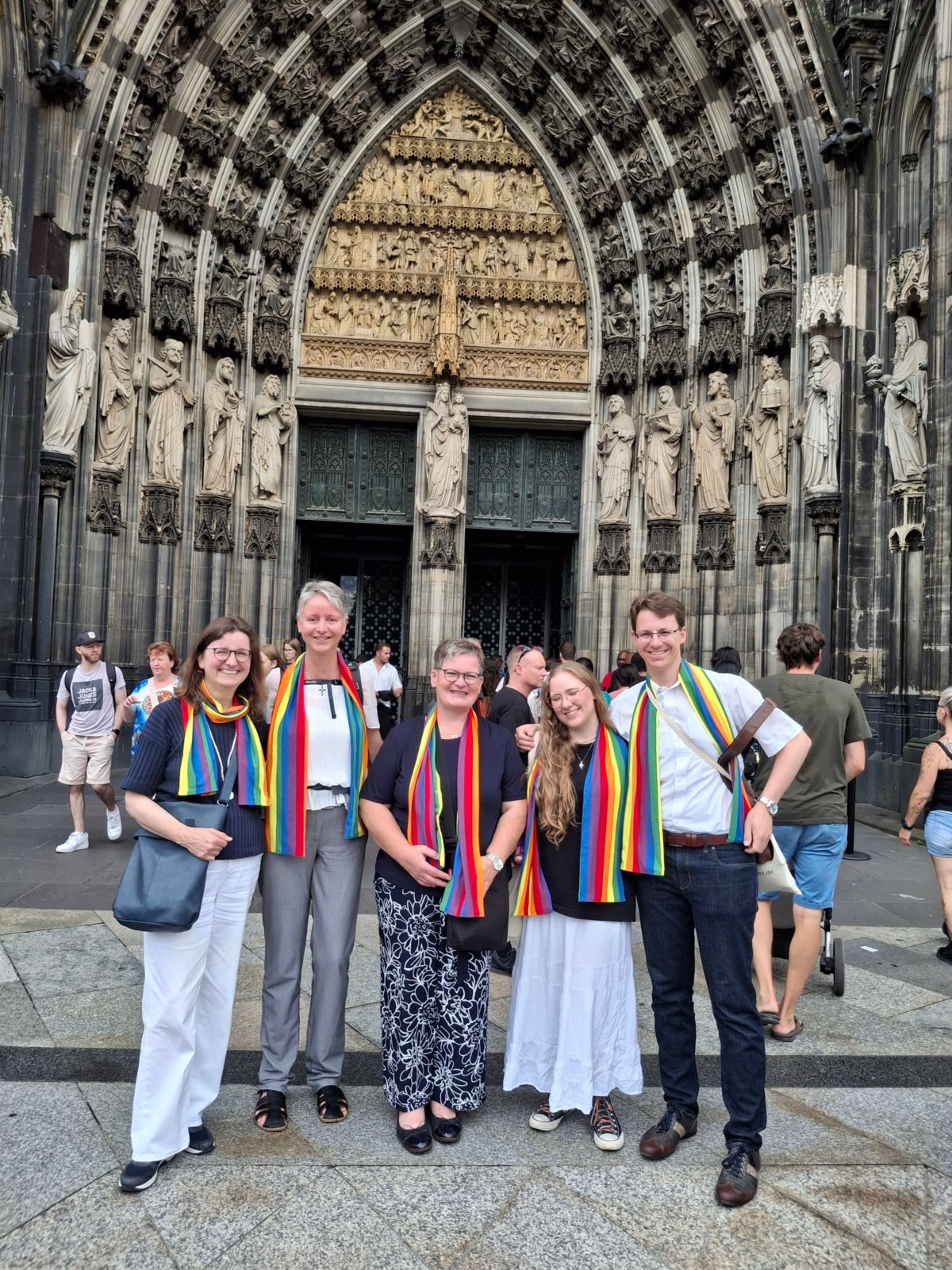 20250720_131754 AG Regenbogenkirche vor dem Kölner Dom