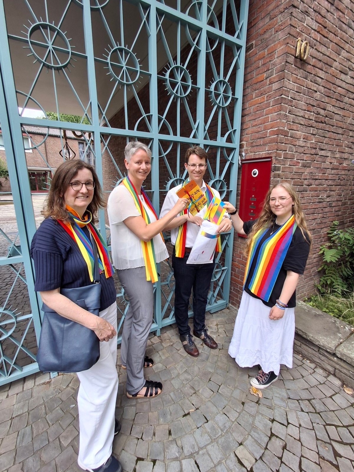 20250720_134230 AG Regenbogenkirche vor dem Briefkasten des Kardinals