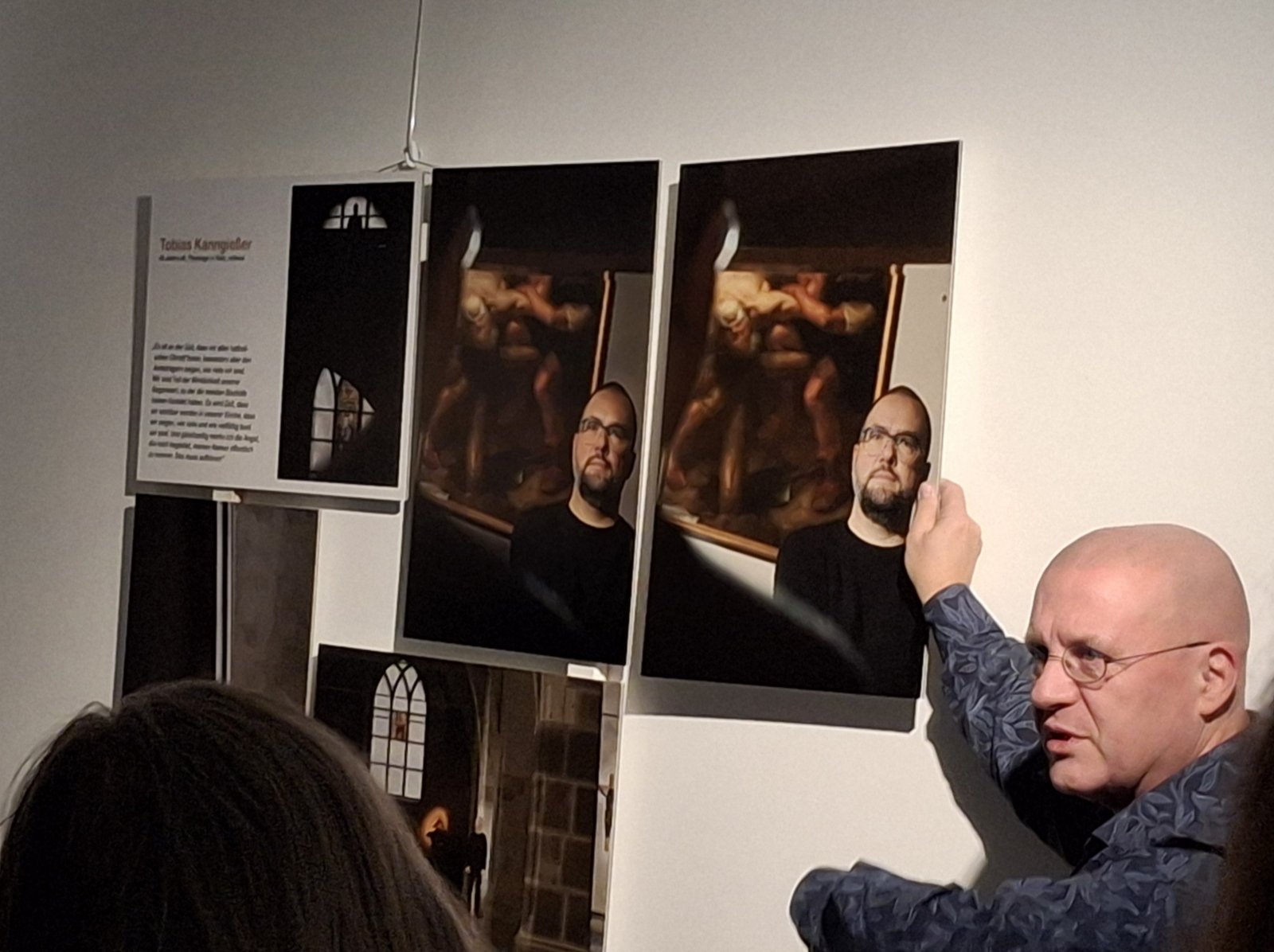 Martin Niekämper bei der Erläuterung zur Fotoausstellung